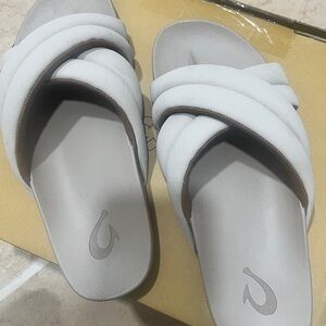 OluKai Light Gray Padded Twist Slide Sandals